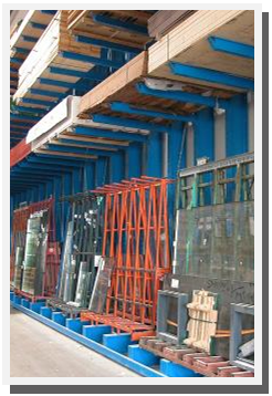 Opslag van diverse bouwmaterialen in draagarmstellingen van pakketten langgoed tot bokken met glas en andere bouwmaterialen en materieel.